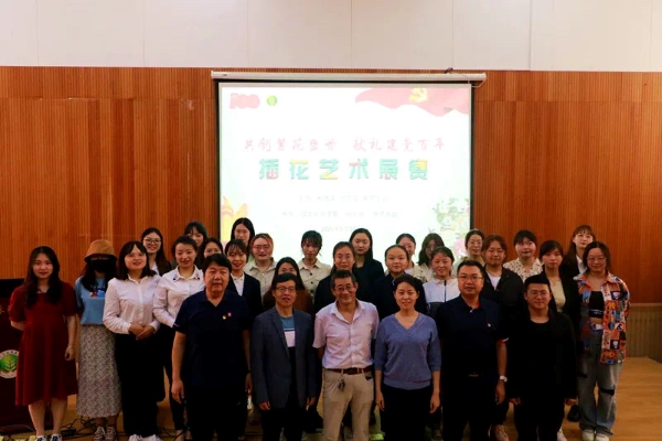 2ea9110b67fb4de68da8416edf9ebdde.jpg 获奖队伍合影副本.JPG