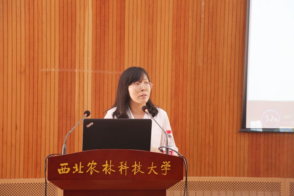 391da22bace642f8ad310309561205cc.jpg 管清美副院长主持报告会.JPG