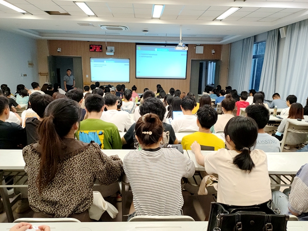 5e37826bb19d425eafa105900c8067e0.jpg 报告会现场.jpg