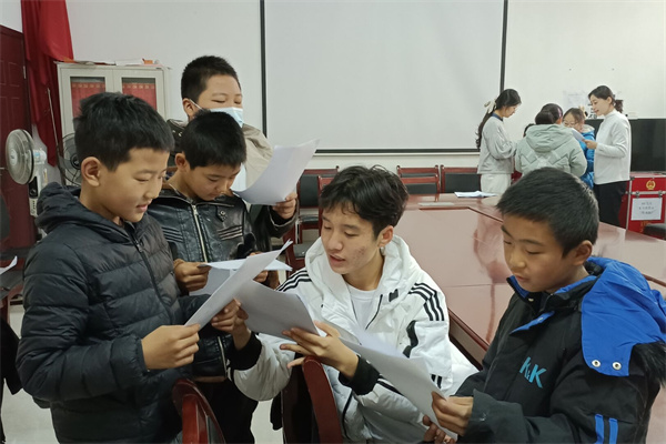 210a0494c4264b60ad5a4f4414444e11.jpg 图为社区学生分小组学习朗诵(1)_edit_185306226839431.jpg