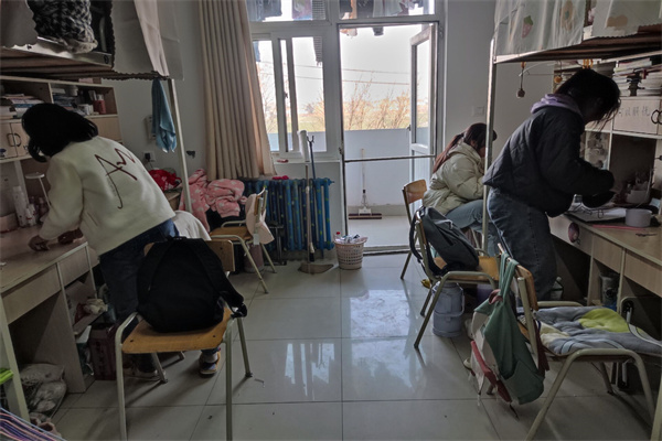 2ee8c46a1ce64c9ca5e784196981cbe1.jpg 图二 双手创造整洁宿舍.jpg