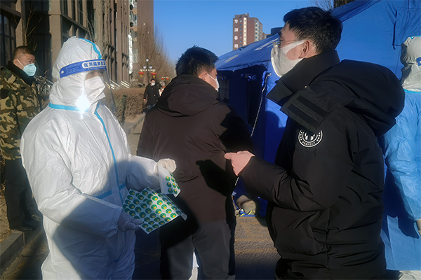 e2b25e99789540f3a643fc9bbb2840ac.jpg 伊然同学志愿工作中.jpg