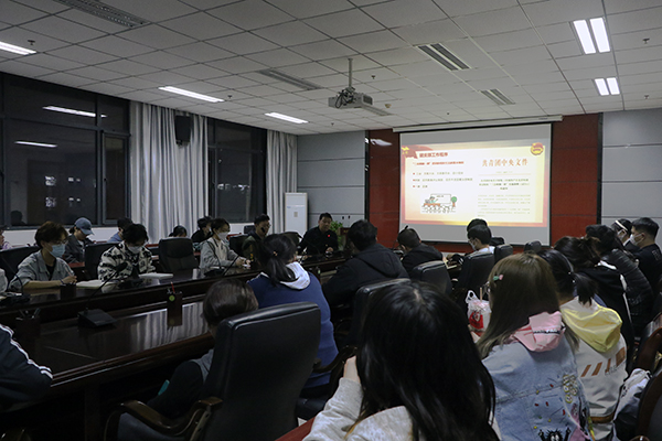 704d51385c8a4415ac944b3cc4cef861.jpg 同学们认真听课600.jpg