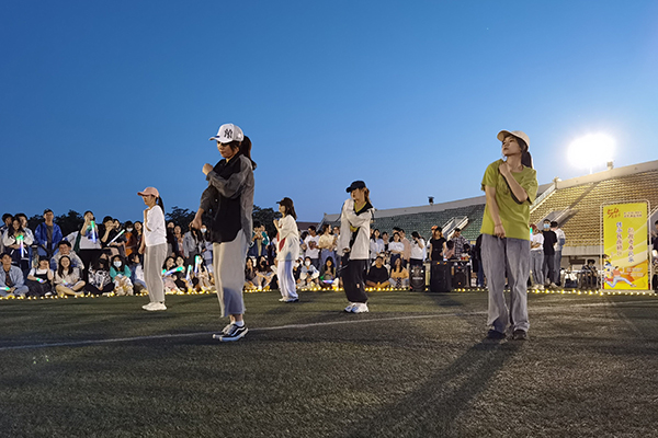 dbb3c9745c0c419dbea4c2c32a645ccb.jpg 晚会现场1(600 400).jpg