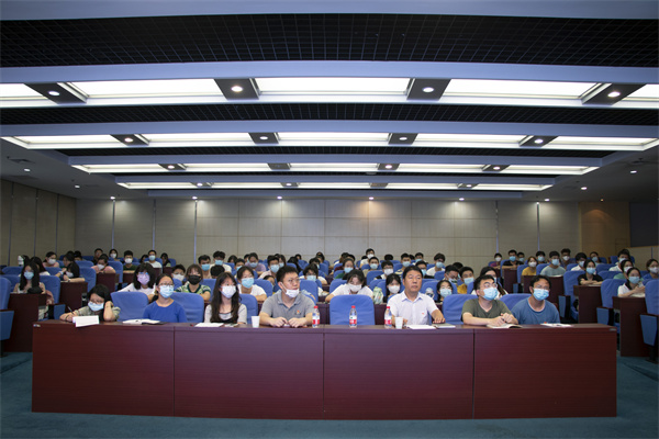 3be199522f2a4483b65e6a594183e37b.jpg 同学们认真听讲2.jpg