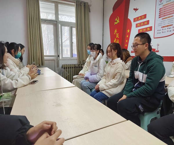 cdc7accd9d5a4afcb1e6d9d0bd3eaa68.jpg 任小莹同学进行经验分享.jpg