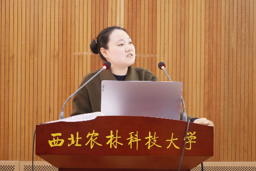2b84c68f1cbc4606b3c48b045b5452dd.jpeg 龚小庆副教授进行实验讲解.jpeg