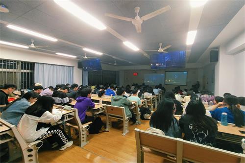 aab00434695c43d9875b6da7daee345d.jpg 同学们认真观看影片.jpg