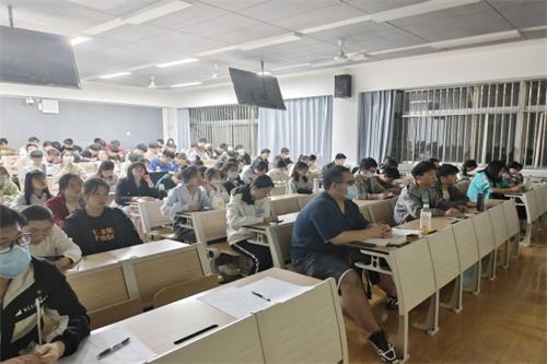 ed022222c60b47188265555c6303bb75.jpg 同学们有序就坐(1).jpg